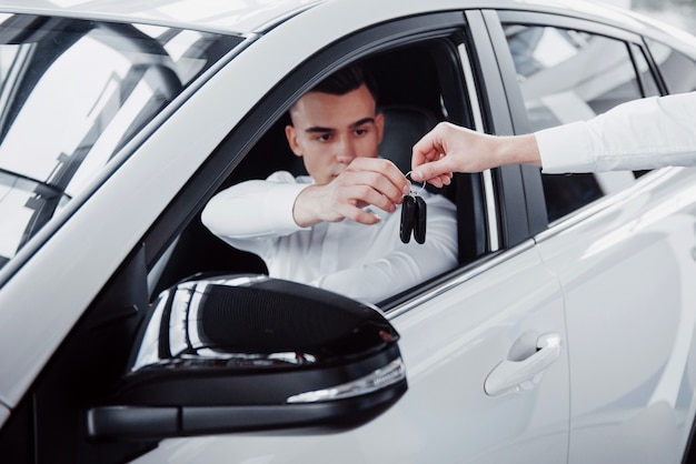 Dois Homens Esto No Showroom Contra Carros Closeup De Um Gerente De