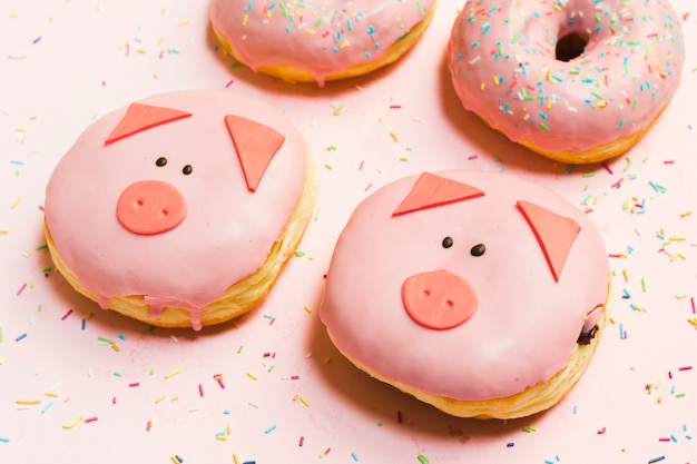 Donuts De Mini Porco Fresco Envidracada Com Creme Sobre O Pano De Fundo Rosa Foto Gratis