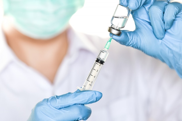 Doutor, segurando, gripe, vacina sarampo injeção, e, siringa, com, agulha, para, bebê, vaccination Foto Premium