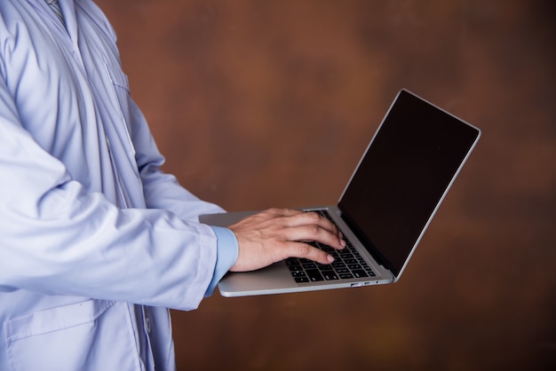 Doutor, trabalhando, com, laptop, computador Foto gratuita