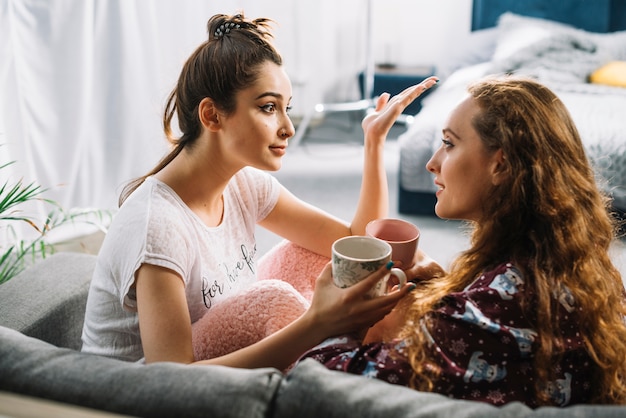 Duas amigas conversando enquanto bebia café Foto gratuita