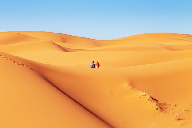 Duas garotas de lenços na cabeça no deserto do saara. Foto Premium