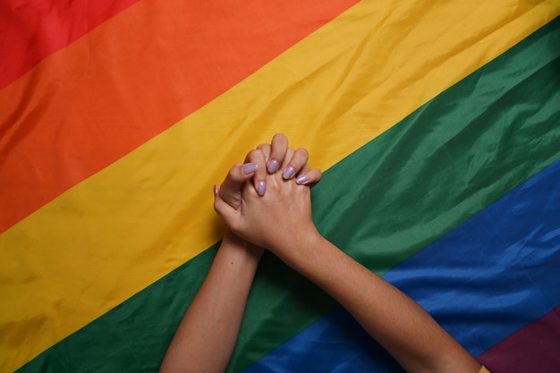 Duas Mulheres Lésbicas Casal Segurando As Mãos Sobre A Bandeira Do Orgulho Lgbt Conceito Lgbt 5943