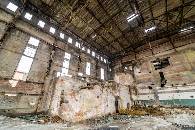 Edifícios industriais em fábrica abandonada. interior industrial abandonado com luz brilhante Foto Premium