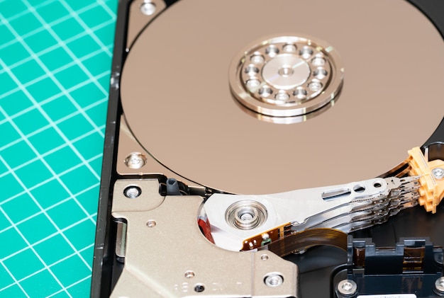 Eixo com placa e braço atuador aberto disco rígido hdd. Foto Premium