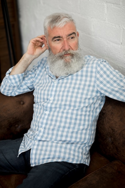 homem de barba e cabelo grisalho
