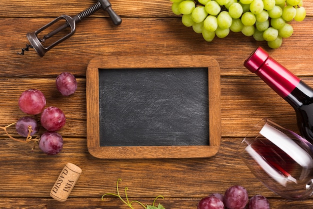 Elementos para vinho tinto com espaço de cópia de mock-up Foto gratuita