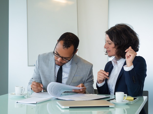 Empresária, esperando seu parceiro assinar contrato Foto gratuita