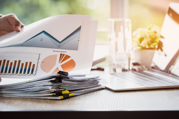 Empresário preparar relatórios papéis com gráficos, gráficos em arquivos de arquivos de documentos para finanças Foto Premium