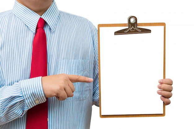 Empresário segurando e apontando para a área de transferência. isolado no fundo branco Foto Premium