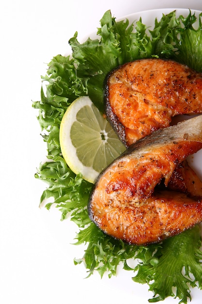 Enfeite de salmão fresco com salada Foto gratuita