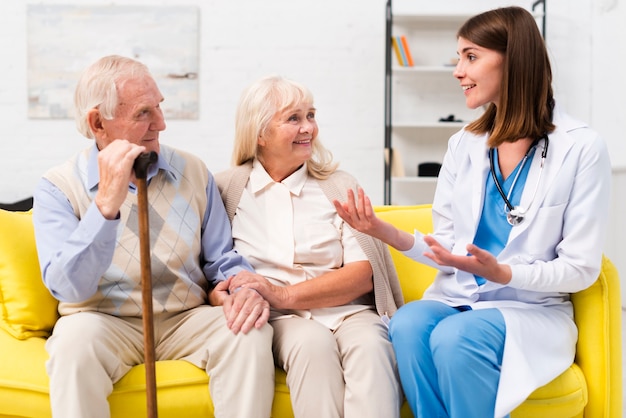 Enfermeira, conversa, homem velho, e, mulher | Foto Premium
