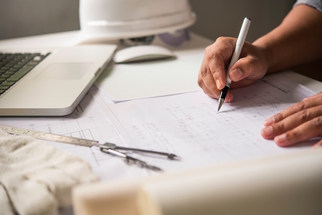 Engenharia está trabalhando no projeto, construção na mesa de trabalho com equipamentos de trabalho. Foto Premium
