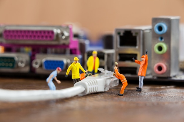 Engenheiro de miniatura e trabalhador plug-in lan cabo para computador Foto gratuita