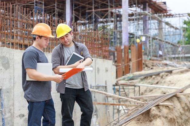 Engenheiro E Arquiteto Trabalhando No Canteiro De Obras Foto Premium