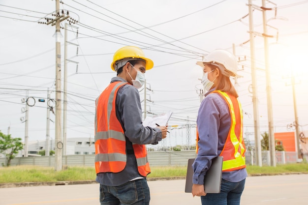 Engenheiro Elétrico Da Equipe No Serviço Do Local Ao Ar Livre, Sucesso ...