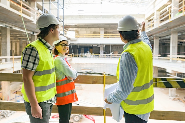 Engenheiros, construtores, arquitetos no canteiro de obras Foto Premium