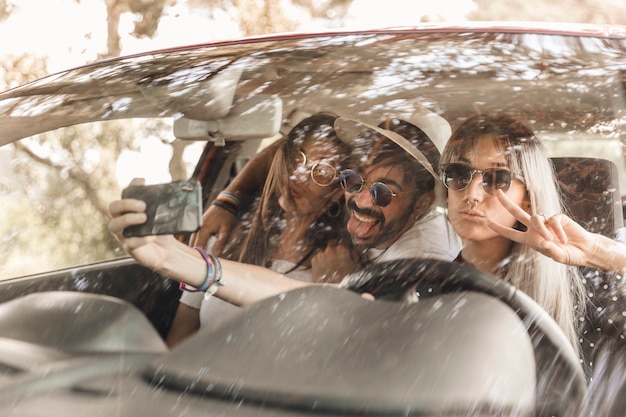 Engraado Amigos Tomando Selfie Dentro Do Carro No Telemvel Foto Grtis