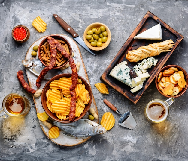 Enorme conjunto de lanches para cerveja Foto Premium