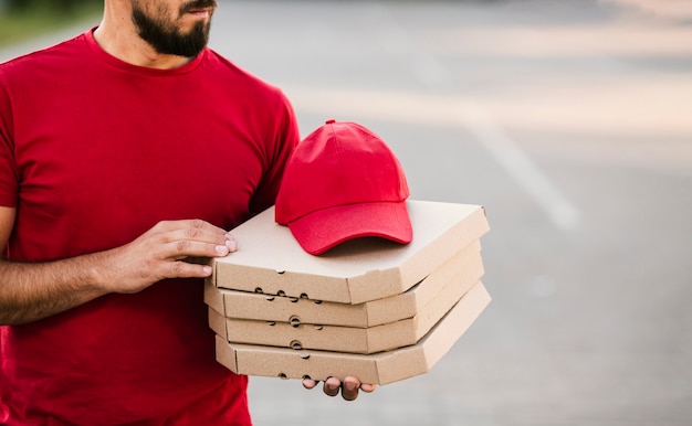 Entregador De Closeup Segurando Caixas De Pizza