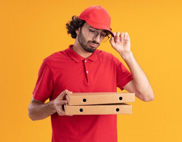 Entregador Jovem Caucasiano Confuso De Uniforme Vermelho E Boné De óculos Segurando E 6798