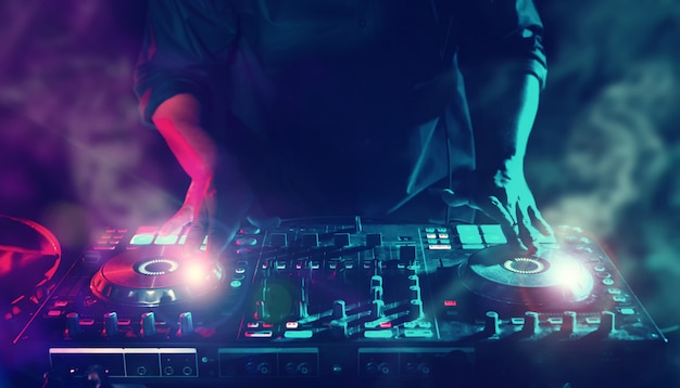Entretenimento do dj do disco do clube nocturno do partido com os jogadores do misturador da música de dança de edm com iluminação e Foto Premium