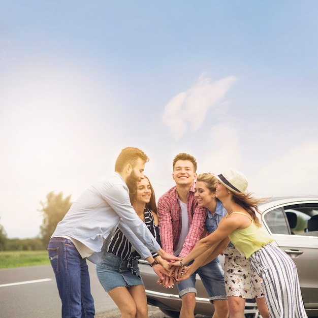 Equipe de amigos mostrando a unidade com as mãos juntas Foto gratuita