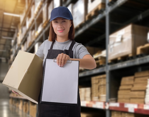 Equipe feminina entrega de produtos assine a assinatura no formulário de recebimento de produtos com caixas de encomendas Foto Premium