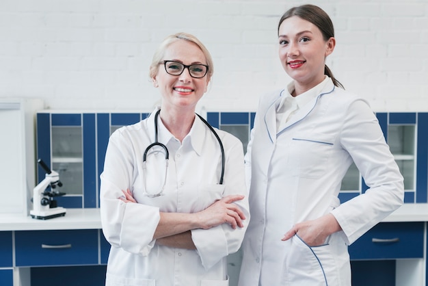 Equipe médica, em, um, consultório médico Foto gratuita