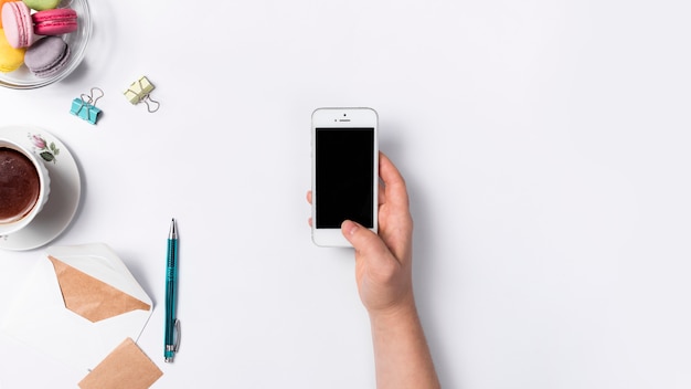 Espaço de trabalho de mesa com vários elementos Foto gratuita