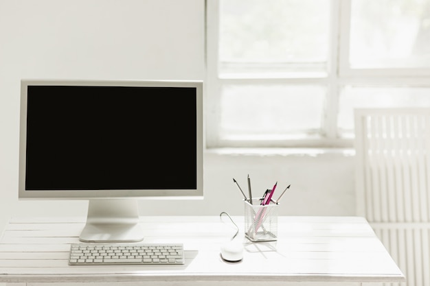 Espaço de trabalho elegante com computador em casa ou estúdio Foto gratuita