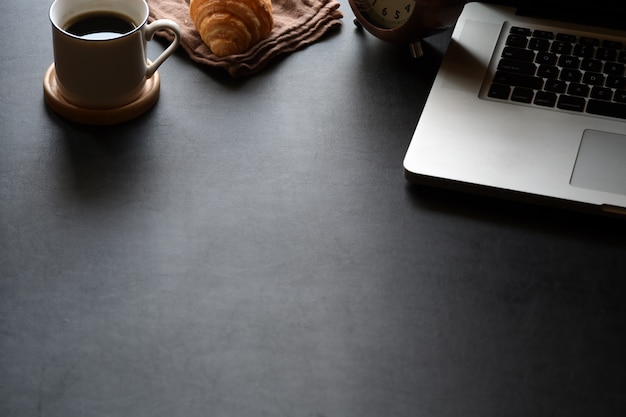 Espaço de trabalho mínimo com câmera vintage, tablet e cópia espaço Foto Premium