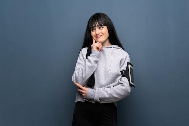 Esporte jovem mulher pensando uma idéia ao olhar para cima Foto Premium