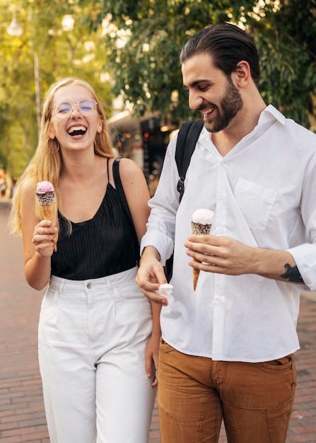 Esposa E Marido Tomando Sorvete Foto Grátis 