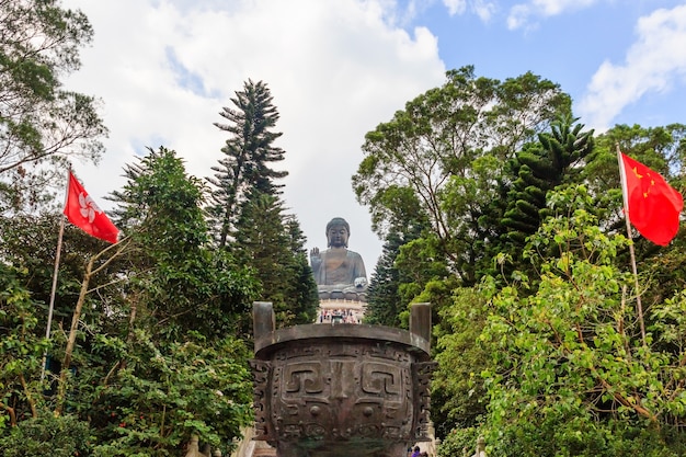 Estátua de tian tan buddha no mosteiro de polin com céu azul, ilha de ngong ping lantau, hong kong Foto Premium