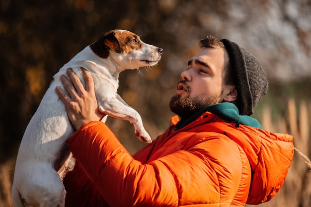 Estilo homem de jaqueta com cachorro Foto Premium