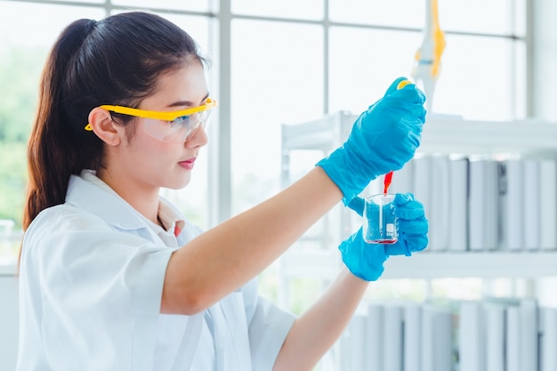 Estudantes de mulheres de ciência closeup trabalhando com produtos químicos no laboratório Foto Premium