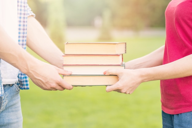 Estudantes segurando livros parque Foto Grátis