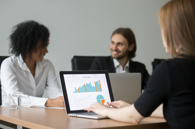 Executiva, trabalhando, com, projete estatísticas, preparar, relatório, em, equipe, reunião Foto gratuita