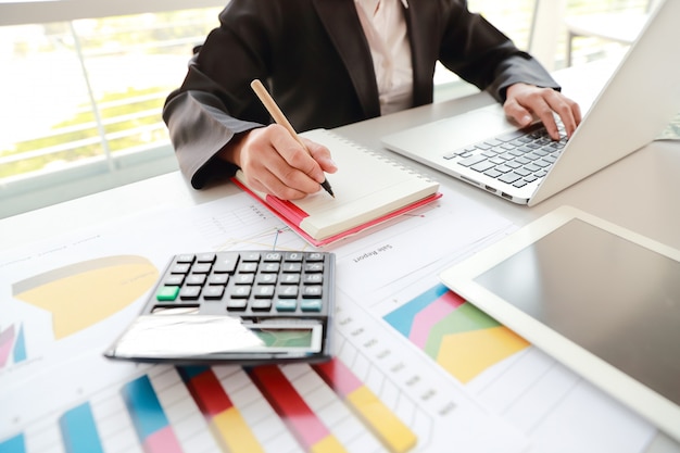 Executiva, usando computador, tabuleta, e, trabalhando, com, gráfico, sumário empresa, relatório Foto Premium