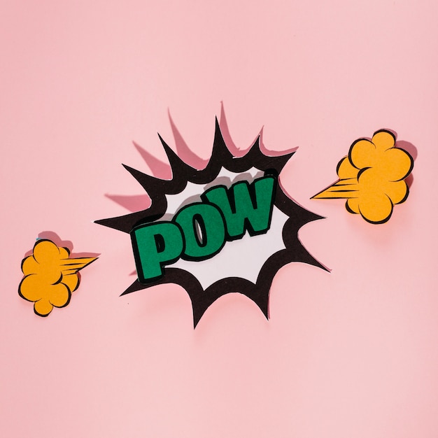 Explodir a bolha do discurso com texto verde pow contra fundo rosa Foto gratuita