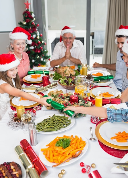 Família Alegre Na Mesa De Jantar Para O Jantar De Natal Foto Premium