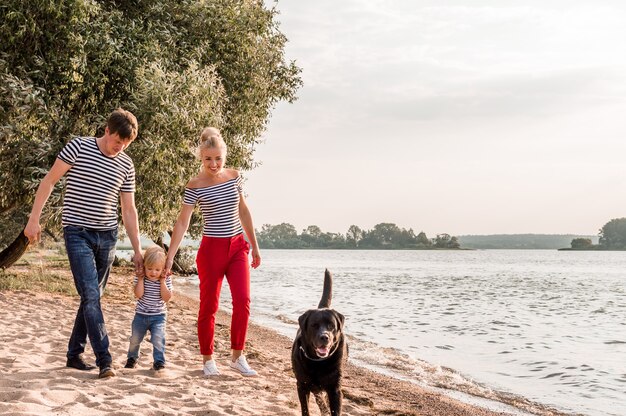 Fam Lia Caminhando Ao Ar Livre De M Os Dadas O Cachorro Corre Ao Lado