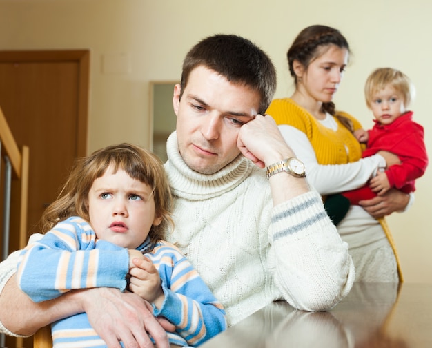 Família de quatro pessoas depois de discussão em casa Foto gratuita
