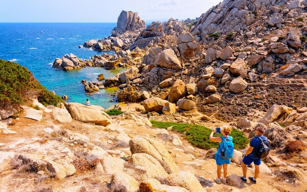 Fam Lia E Paisagem Costa Rochosa De Capo Testa Em Santa Teresa