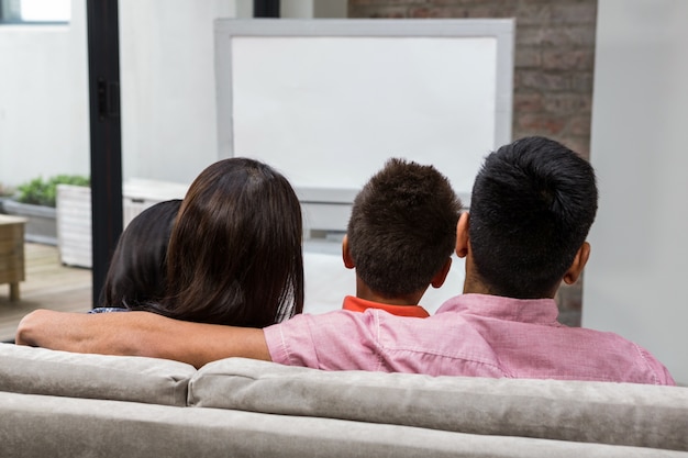 Família Feliz Assistindo Televisão No Sofá Foto Premium