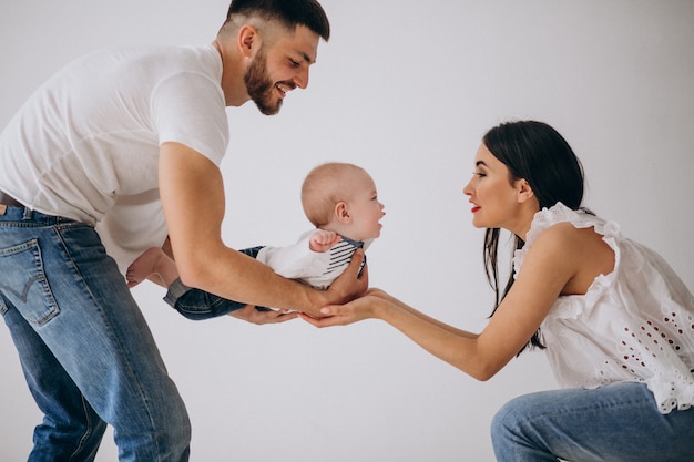 Família feliz com seu primeiro filho Foto gratuita