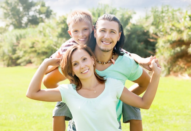 familia-feliz-de-tres_1398-2899.jpg