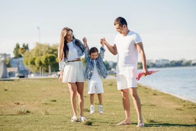 Família fofa brincando em um parque de verão Foto gratuita