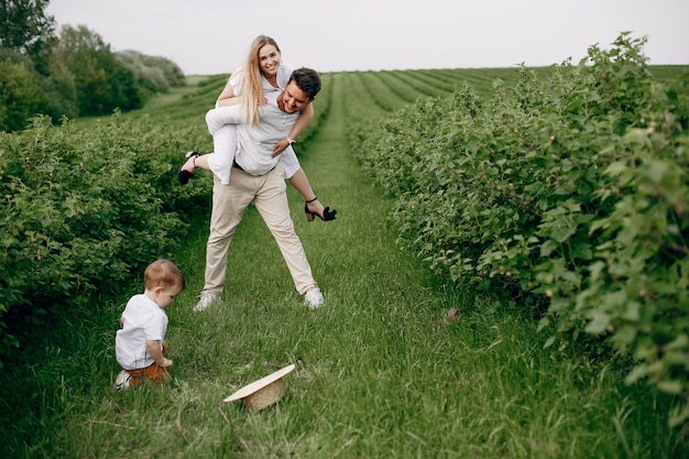 Família fofa jogando em um campo de verão Foto gratuita